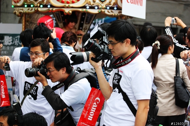 今天去看孫大偉攝影展 巧遇白晰canon妹！！