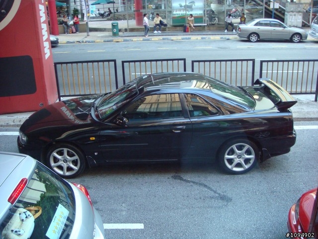 白色R35和黑色R34
