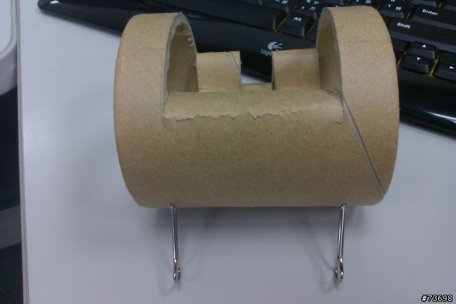 個人年度最佳綠能作品-回收廁所紙筒手機座 for HTC Legend。。