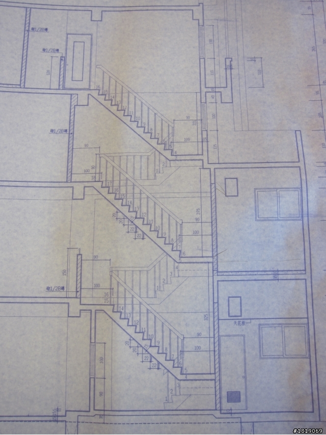 請教建築專業的大大 ,有關預售屋樓梯奇偶數問題