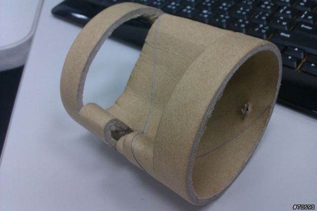 個人年度最佳綠能作品-回收廁所紙筒手機座 for HTC Legend。。
