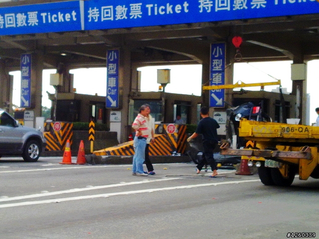 今天經過樹林收費站 看到撞爛的車子