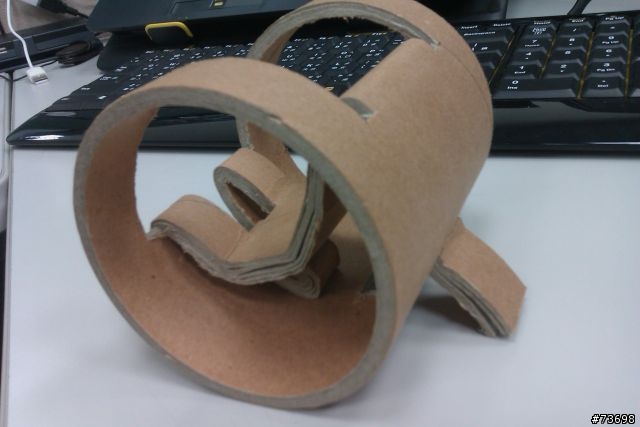 個人年度最佳綠能作品-回收廁所紙筒手機座 for HTC Legend。。
