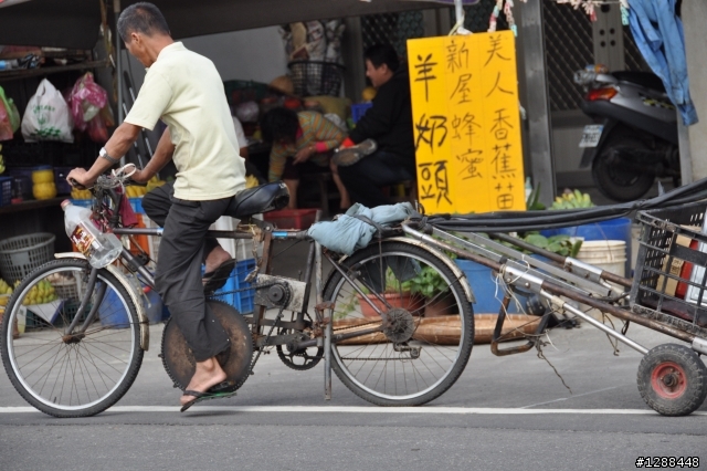 今天從竹北騎單車到永安...在新屋發現很牛的一部單車.掛超級大盤喔~