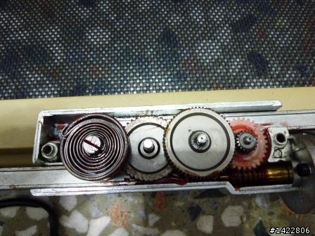 三菱 Virage 後座電動遮陽簾 塑膠齒輪裂開 有人會修嗎 ?