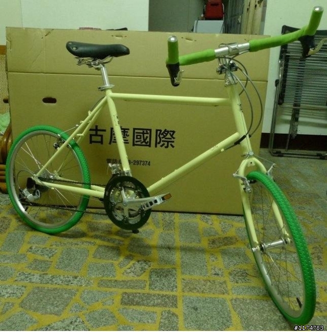 能幫我比較一下這2台車嗎