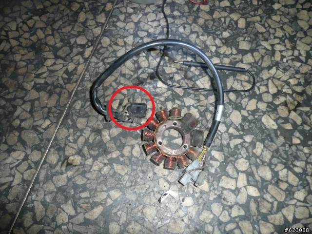 請問一下發電機上面一個黑黑的小盒子是做甚麼用?