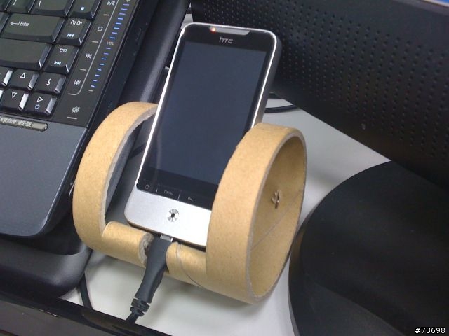 個人年度最佳綠能作品-回收廁所紙筒手機座 for HTC Legend。。