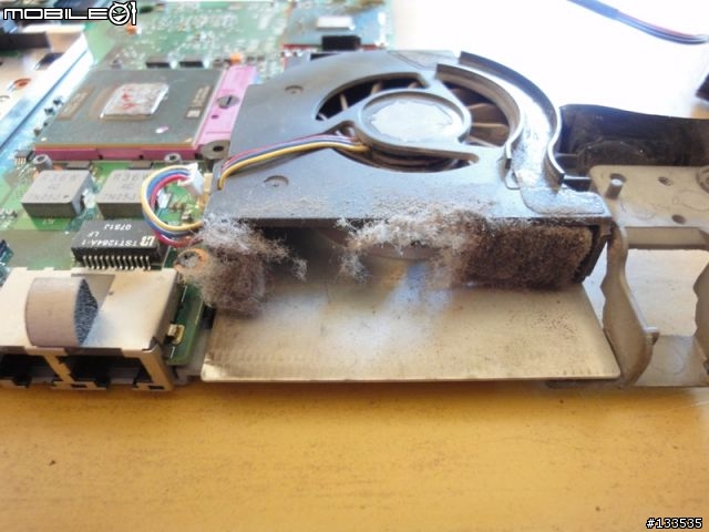 筆電加散熱墊使用一年裡面的灰塵