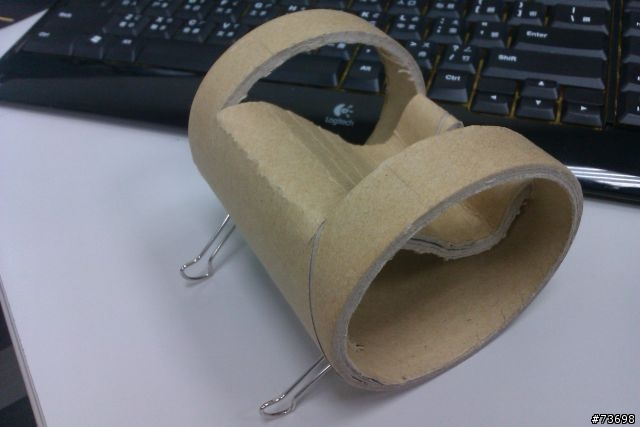 個人年度最佳綠能作品-回收廁所紙筒手機座 for HTC Legend。。