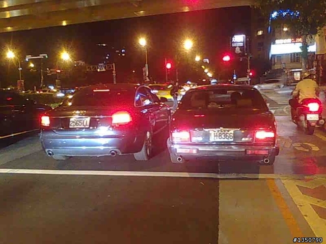 剛剛在敦北市民大道路口遇見的罕見重機!!!