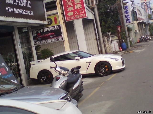 白色R35和黑色R34