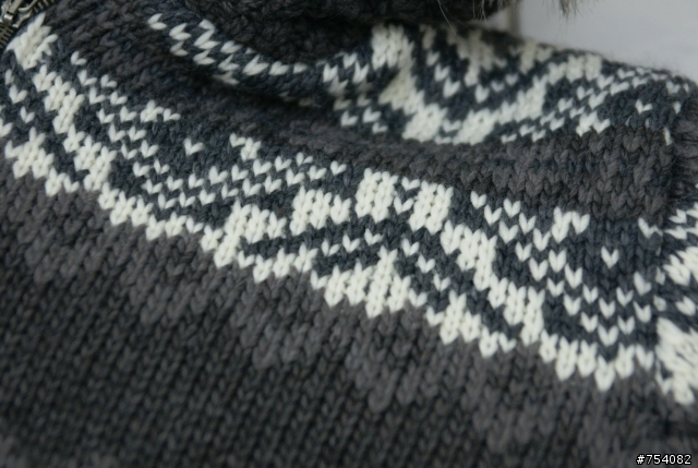 [分享]  ZARA 民族風雪花針織毛毛連帽外套
