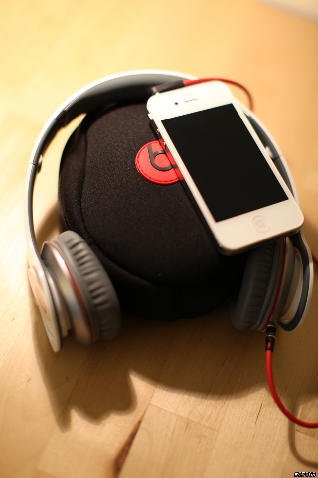 White Christmas iPhone 4 & Dr. Dre