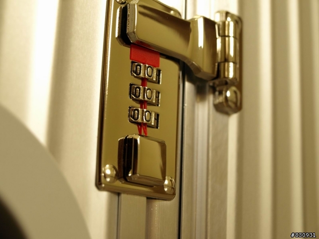 [開箱] 終於換我開箱了  RIMOWA 經典系列---12/2晚上更新售後服務狀況------