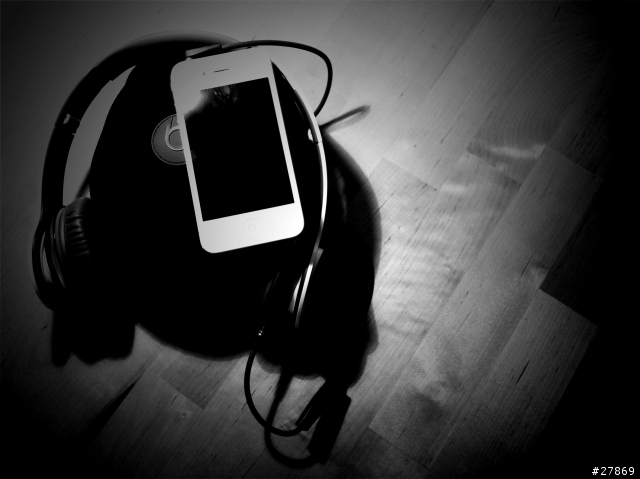White Christmas iPhone 4 & Dr. Dre