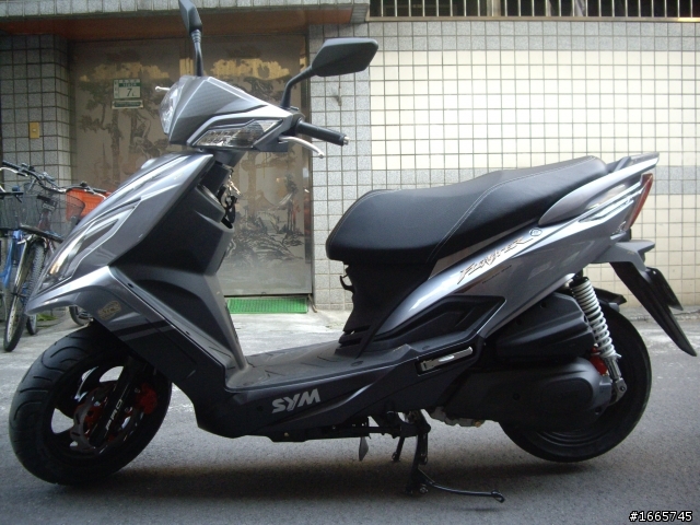 人生中的第一部新機車 New Fighter ZR 分享