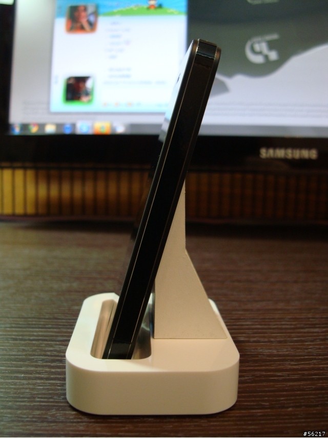 【DIY分享】iphone4 自製邊框貼+DOCK手機支撐架