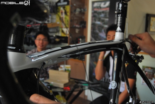 遇見2011年FUJI 首台SST 1.0新車架...............大崩裂登場!!!