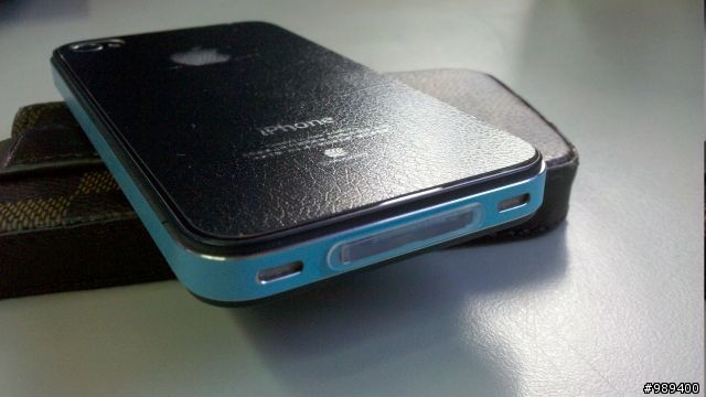 【開箱】遲了一個月的iPhone4開箱--同場加映質感橫格紋皮套與白色防塵塞組