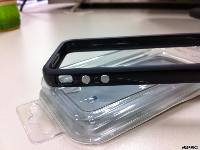 【開箱】遲了一個月的iPhone4開箱--同場加映質感橫格紋皮套與白色防塵塞組