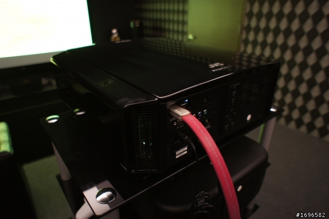 首批量產的3D投影機JVC DLA-X3~超高真實對比終於到貨嘍!!(簡易開箱)