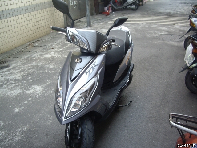 人生中的第一部新機車 New Fighter ZR 分享