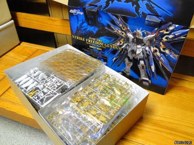 PG Strike Freedom 攻擊自由鋼彈 開箱+素組