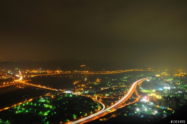 夜景拍起來霧霧的