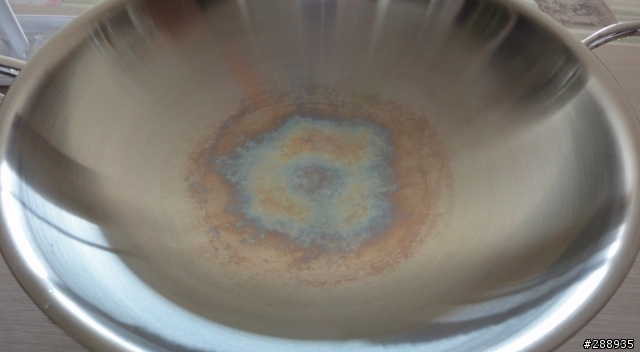 請問不銹鋼炒鍋 使用後有明顯色塊 [已解決]