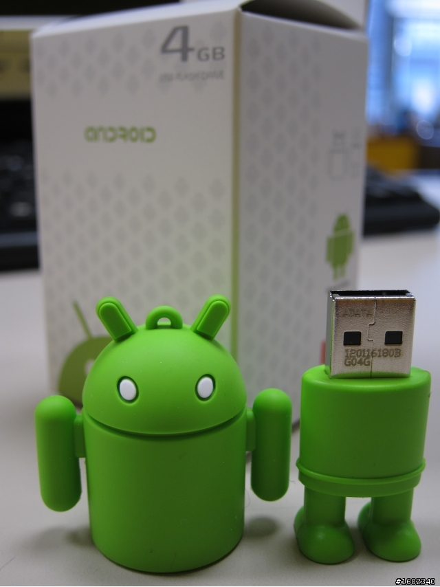 Android公仔也應景推出聖誕老公公版本隨身碟了!!
