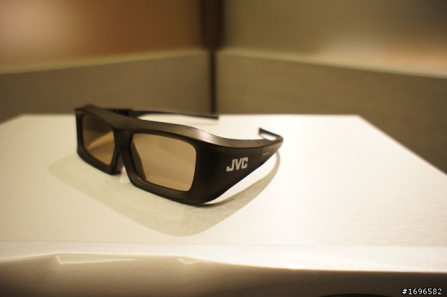首批量產的3D投影機JVC DLA-X3~超高真實對比終於到貨嘍!!(簡易開箱)