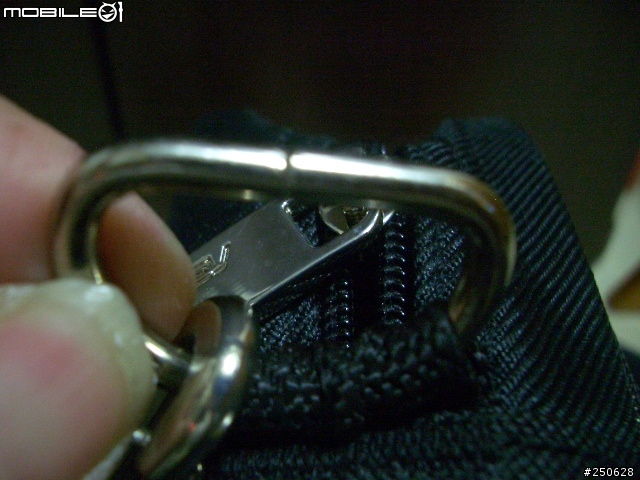 你們用asus原廠包有發生過背帶自己脫落嗎?