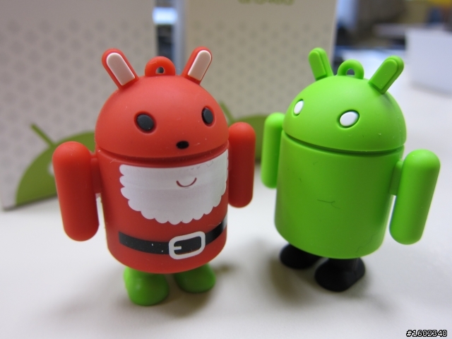 Android公仔也應景推出聖誕老公公版本隨身碟了!!