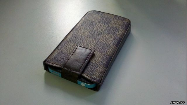 【開箱】遲了一個月的iPhone4開箱--同場加映質感橫格紋皮套與白色防塵塞組