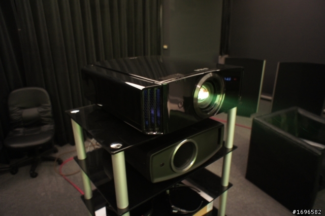 首批量產的3D投影機JVC DLA-X3~超高真實對比終於到貨嘍!!(簡易開箱)