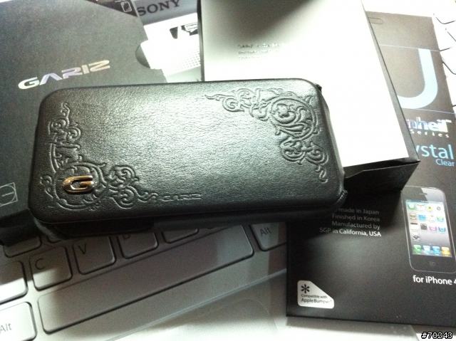 遲來的聖誕禮物--SGP iPhone 4 限量版 Gariz 黑色荊棘花紋皮套 [PL-IP4F1]
