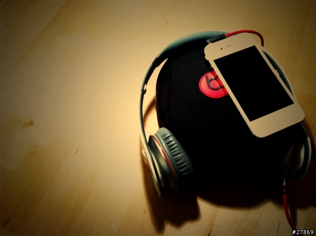 White Christmas iPhone 4 & Dr. Dre