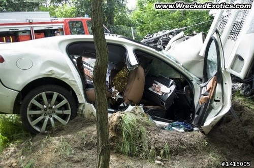 他開多快阿??卡車頭都被他撞下來了!!這駕駛應該死了吧????