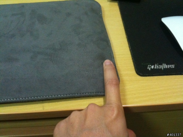 終於買到Macbook air 11'' 的moshi muse11 包包 但是有一個奇怪的問題