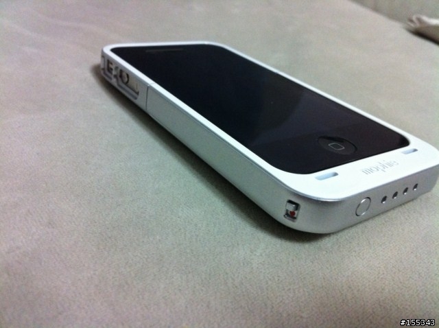 分享白色iphone4電池套 Mophie Juice Pack Air