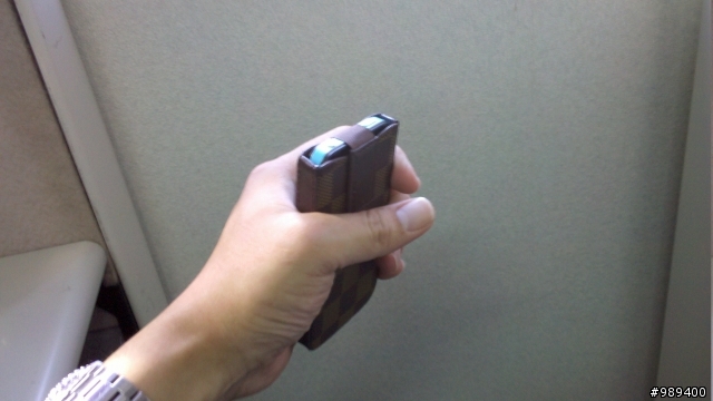 【開箱】遲了一個月的iPhone4開箱--同場加映質感橫格紋皮套與白色防塵塞組