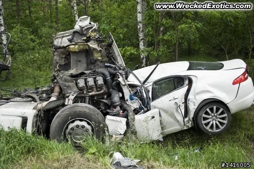 他開多快阿??卡車頭都被他撞下來了!!這駕駛應該死了吧????