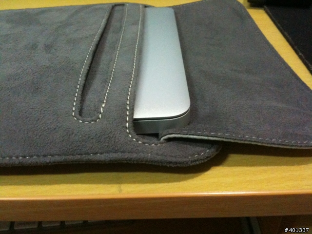 終於買到Macbook air 11'' 的moshi muse11 包包 但是有一個奇怪的問題