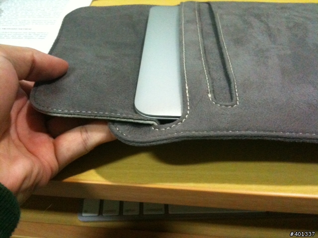 終於買到Macbook air 11'' 的moshi muse11 包包 但是有一個奇怪的問題