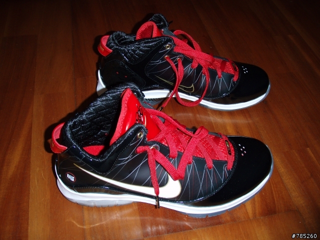 [分享]一雙定價5200的籃球鞋.....LEBRON VII P.S.