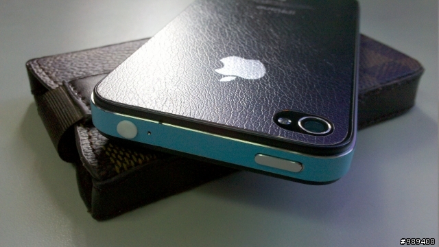 【開箱】遲了一個月的iPhone4開箱--同場加映質感橫格紋皮套與白色防塵塞組