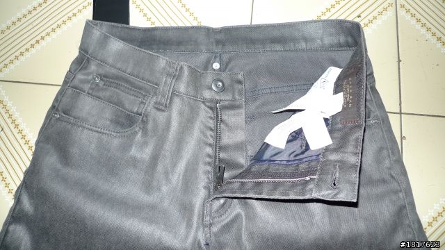 ZARA 灰色上膠小直筒褲，增實穿圖