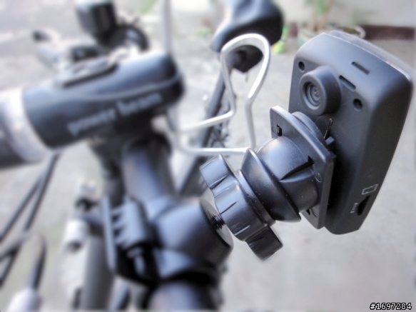 汽車、機車都可使用的廣角行車紀錄器，新增夜間錄影檔