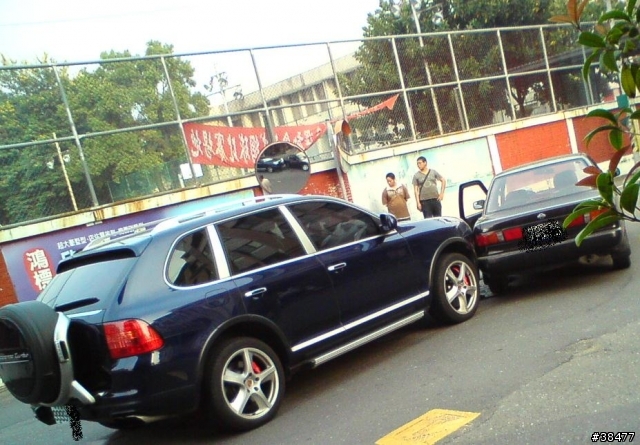 保時捷休旅車爆了= =